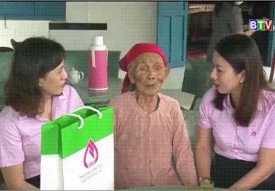 Ngân hàng Chính sách xã hội tỉnh thăm, tặng quà mẹ Việt Nam anh hùng
