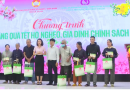 Tặng quà tết cho hộ nghèo, gia đình chính sách